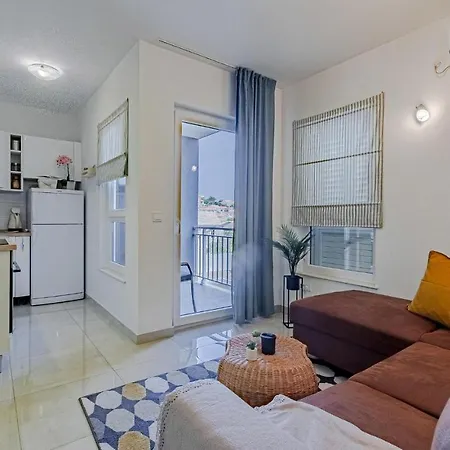 Apartman Lovely In With Kitchen Blato