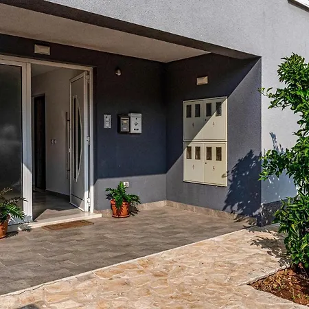 Lovely In With Kitchen Apartman