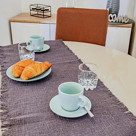 Apartman Lovely In With Kitchen